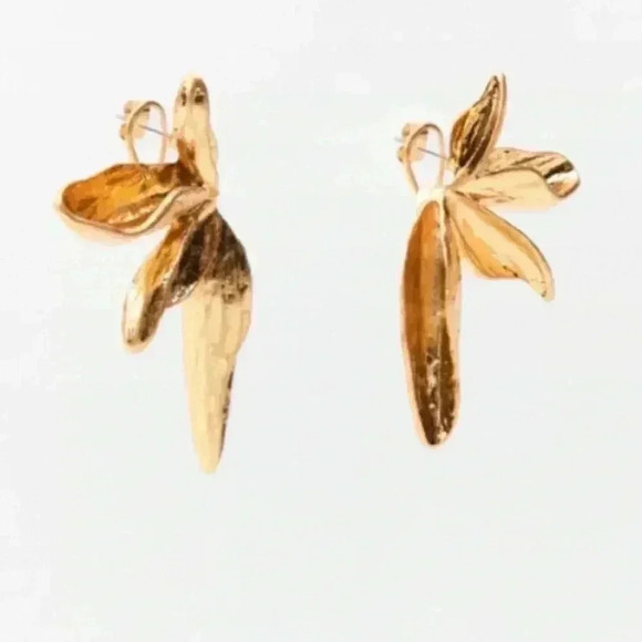 - Zara leaf earrings 🍃